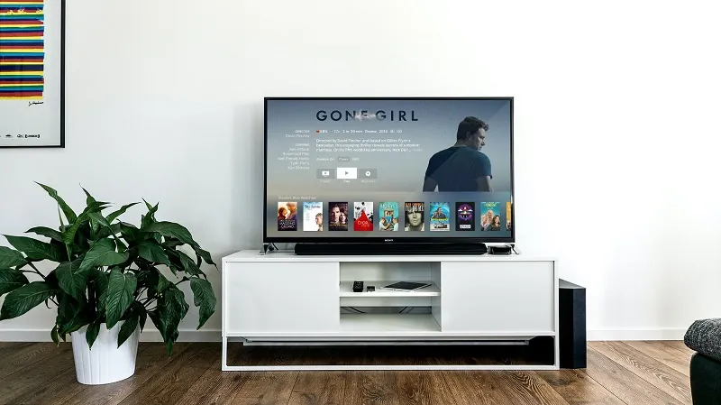 En smart TV i ett vardagsrum