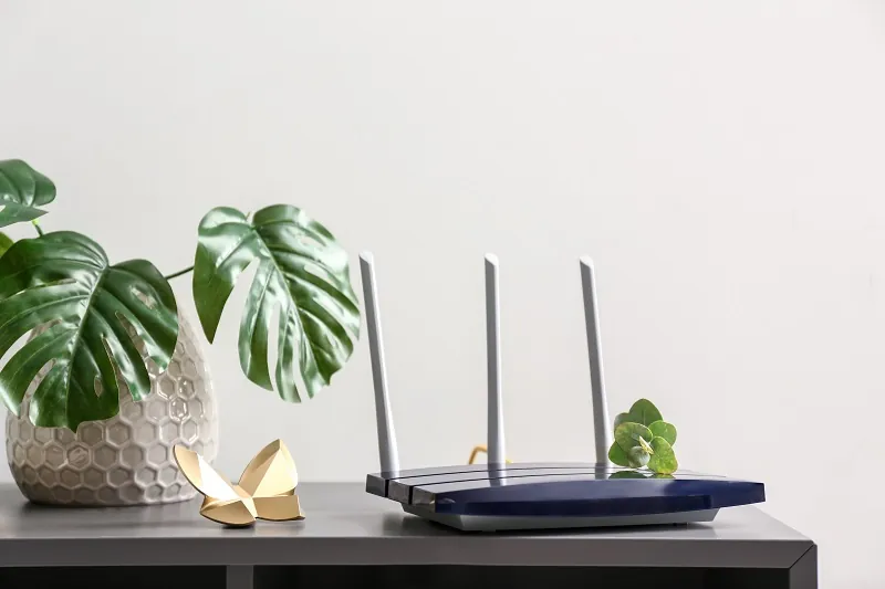En router på en hylla i ett hem
