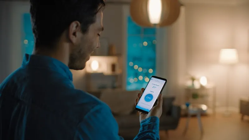 Man som använder smart hem säkerhetsapp