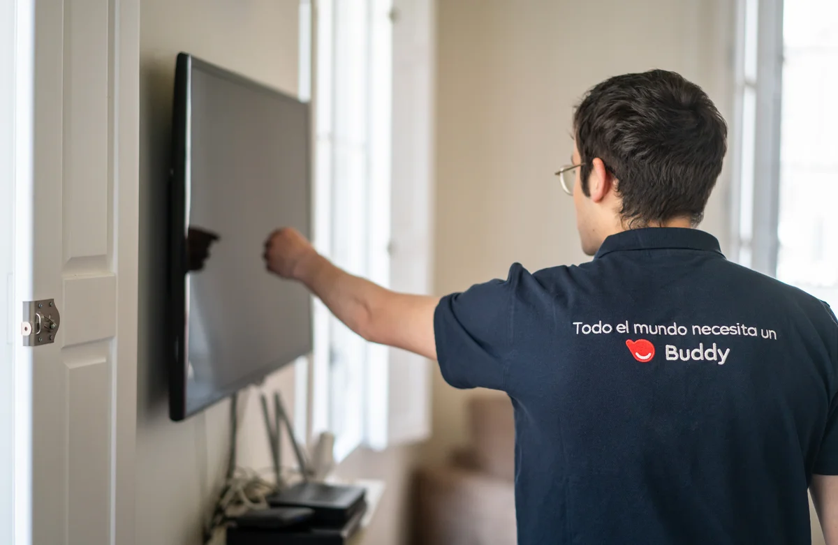 TechBuddy-tekniker hjälper till med tcl tv
