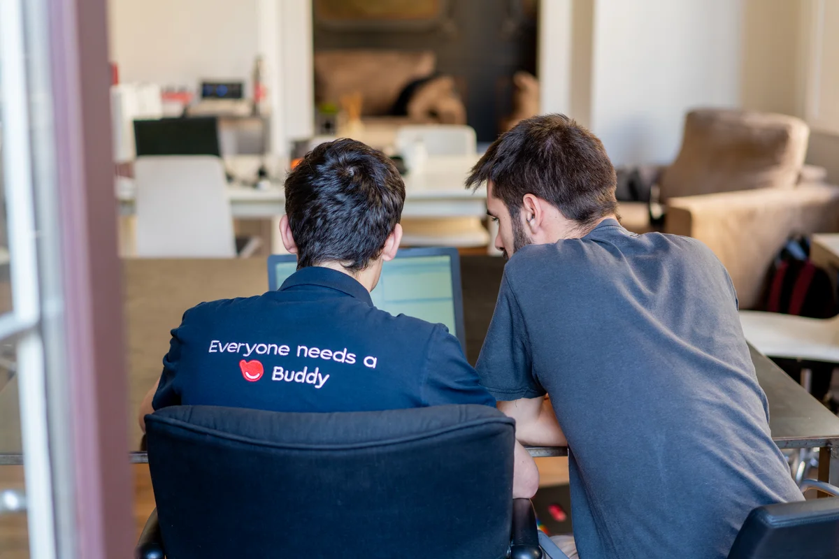 TechBuddy-tekniker hjälper till med internetsäkerhet