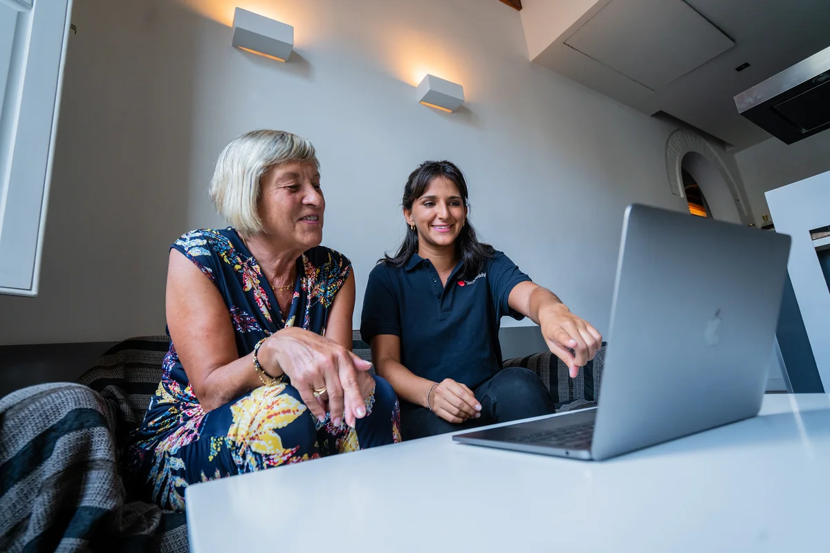 TechBuddy-tekniker hjälper till med smart senior