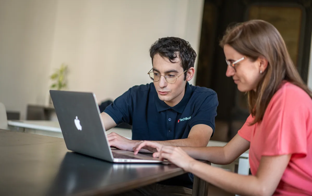 TechBuddy-tekniker hjälper företag med it-support för mindre företag