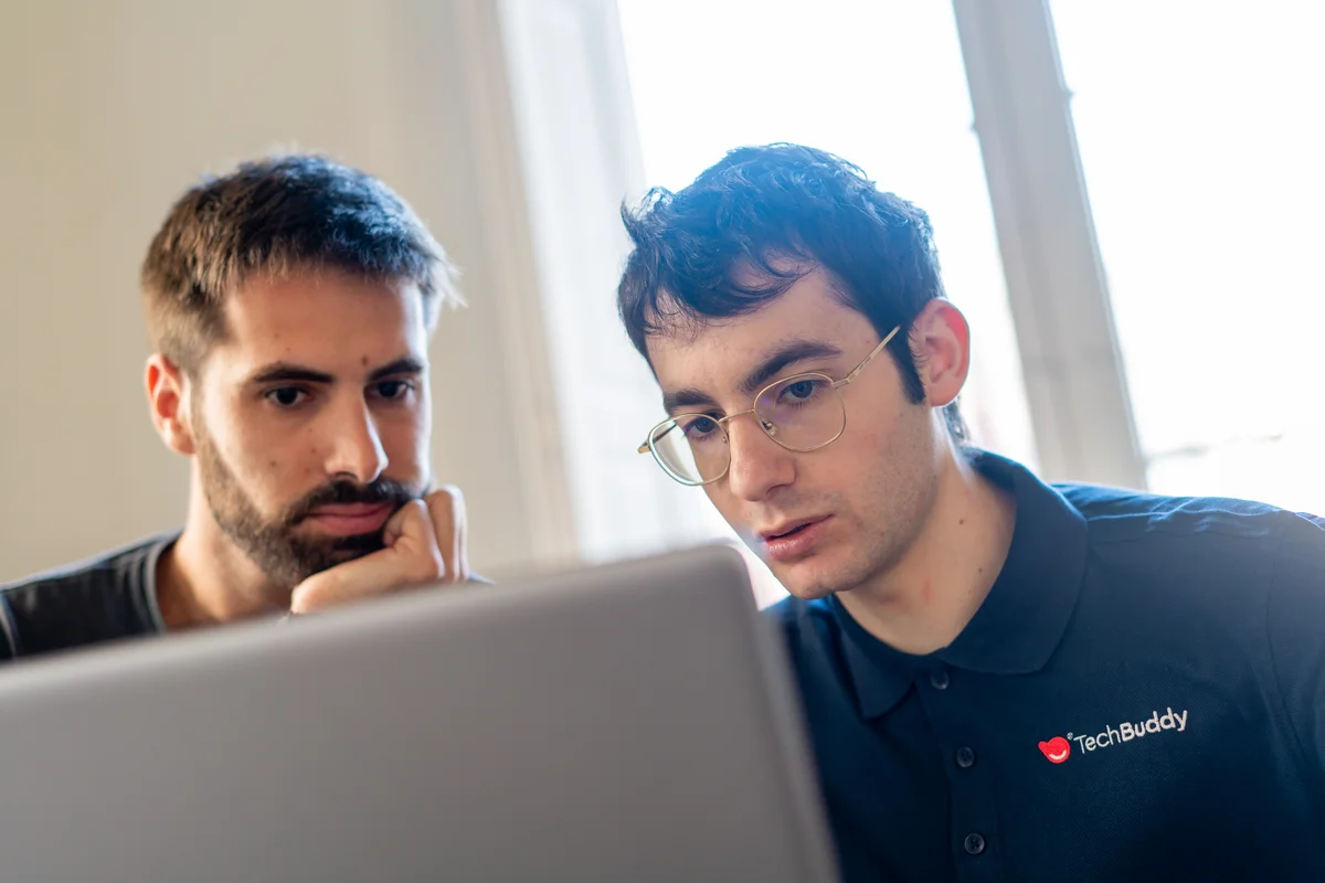 TechBuddy-tekniker hjälper till med datorhjälp