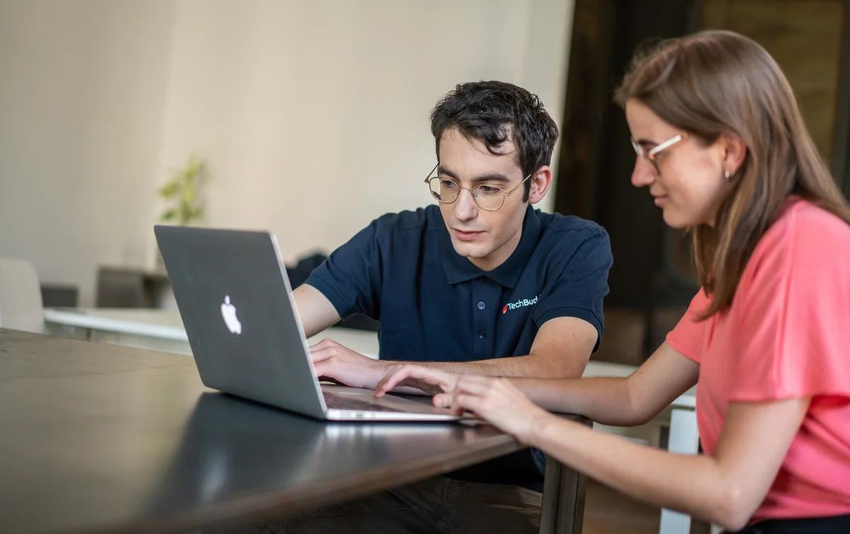 TechBuddy-tekniker hjälper till med installation