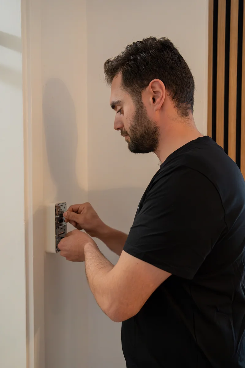 TechBuddy-tekniker hjälper till med felsökning av smart hem