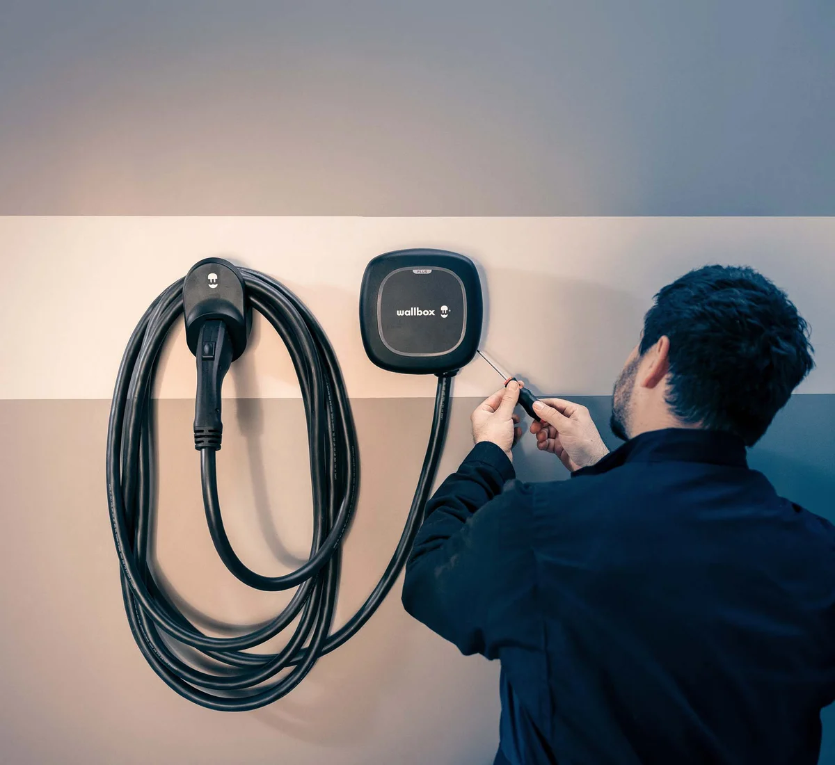TechBuddy-tekniker hjälper till med laddbox för elbilar