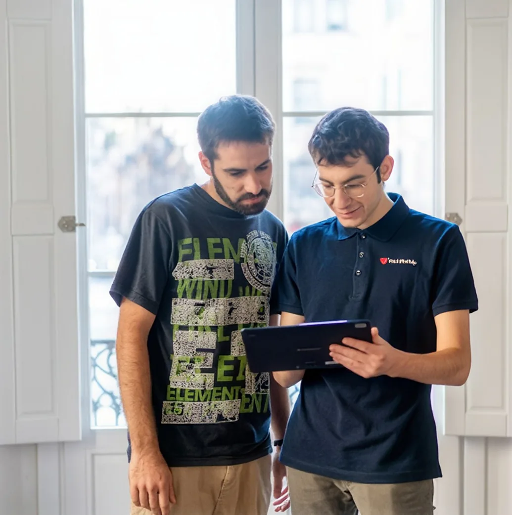 TechBuddy-tekniker hjälper till med rådgivning